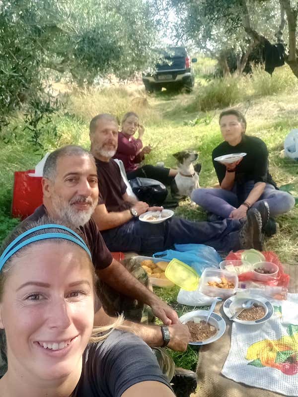 Rodina_Theikos_na_sklizni_oliv_1